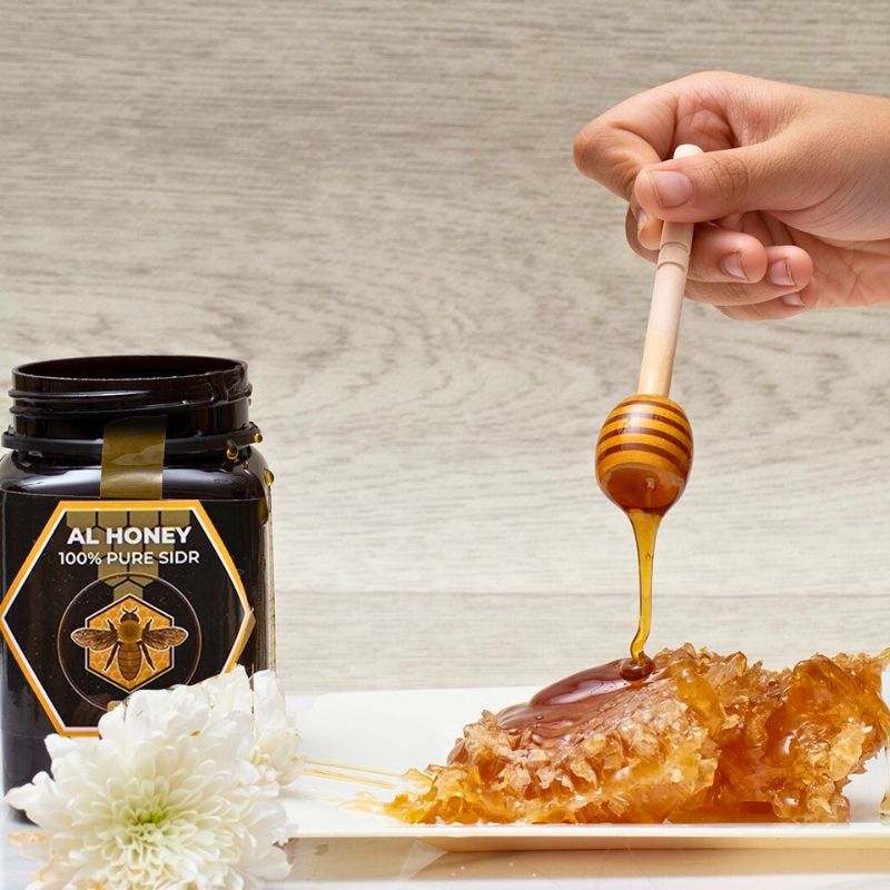 Al Honey's delicious Premium Yemeni Sidr Honey. Showing the Purity of Honey and honey dip on a honeycomb.